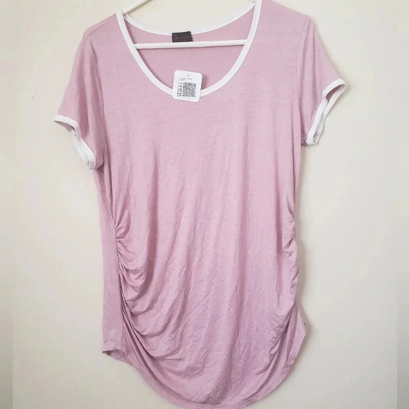 Light dusty pink top with white trim and ruched‎ sides scoop neck, curved hem - Picture 1 of 9
